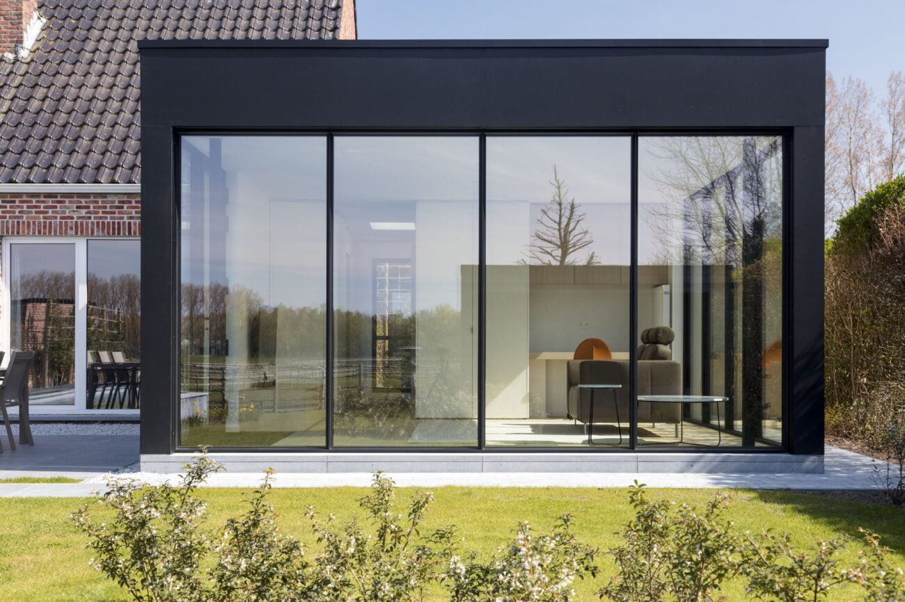 moderne uitbouw van bestaande woning in Stekene met perspectief op de polders, gerealiseerd door architectenbureau Raakvlak uit Beveren